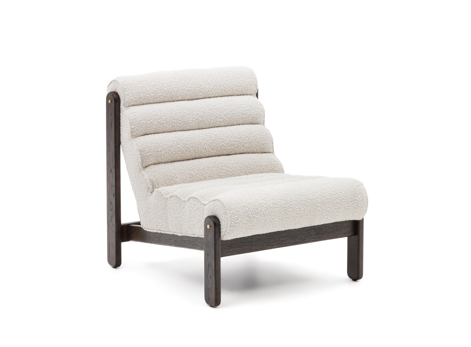 Sillón Magira de eco-shearling blanco y madera maciza de roble con acabado oscuro