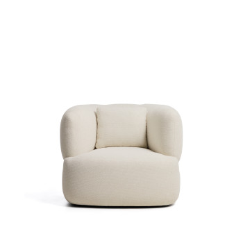Sillón Martina con cojín de chenilla color crudo. Crédito FSC Mixto.