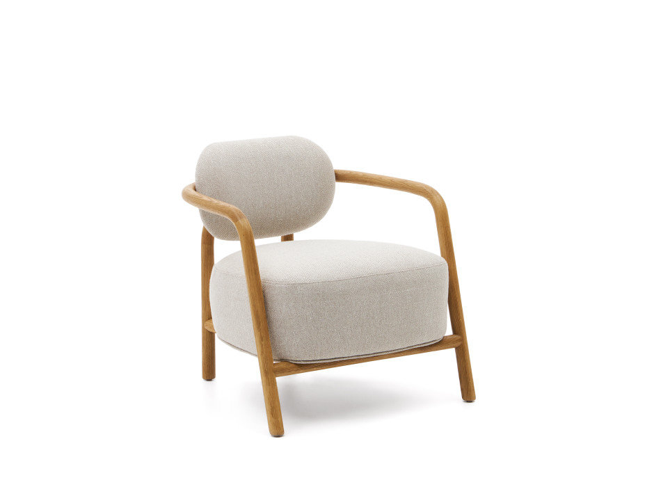 Sillón Melqui beige fabricado en madera maciza de roble con acabado natural