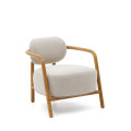 Sillón Melqui beige fabricado en madera maciza de roble con acabado natural