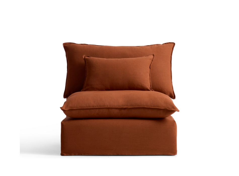 Sillón Anarela con funda extraíble de lino color terracota, 110 cm. Crédito FSC Mixto.