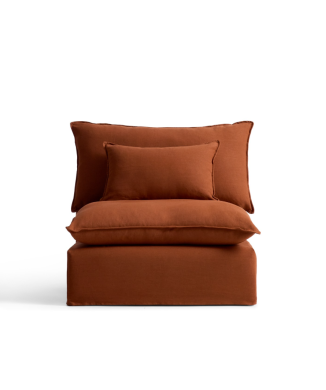 Sillón Anarela con funda extraíble de lino color terracota, 90 cm. Crédito FSC Mixto.