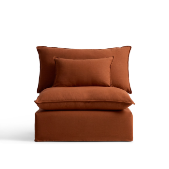 Sillón Anarela con funda extraíble de lino color terracota, 90 cm. Crédito FSC Mixto.