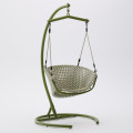 Silla colgante con base Saliga en aluminio y ratán sintético verde