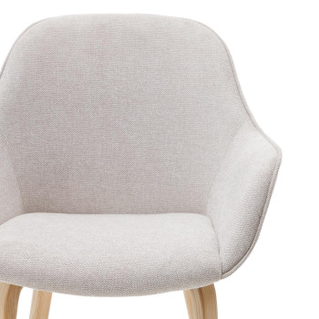 Silla Aleli en chenilla beige y patas de madera maciza de fresno con acabado natural