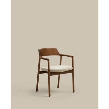 Silla Alocs con funda extraíble, chenilla beige, madera maciza de roble y nogal, certificación FSC Mix.