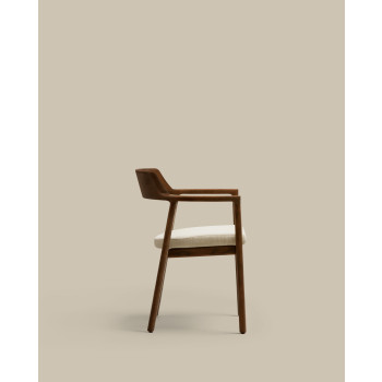 Silla Alocs con funda extraíble, chenilla beige, madera maciza de roble y nogal, certificación FSC Mix.