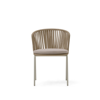 Silla de exterior Saconca en cuerda beige y acero galvanizado.