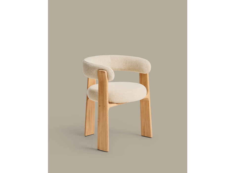Silla de exterior Granite de 3 patas color beige con patas de teca maciza en acabado de tono natural FSC 100%.