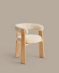 Silla de exterior Granite de 3 patas color beige con patas de teca maciza en acabado de tono natural FSC 100%.