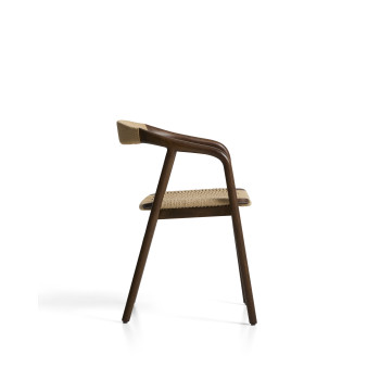 Silla Derile en roble macizo con acabado en nogal y cordón de papel beige. Crédito FSC Mixto.