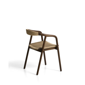 Silla Derile en roble macizo con acabado en nogal y cordón de papel beige. Certificación FSC Mixta.