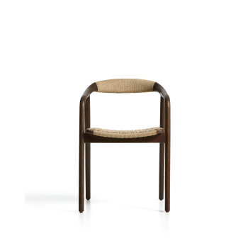 Silla Derile en roble macizo con acabado en nogal y cordón de papel beige. Crédito FSC Mixto.