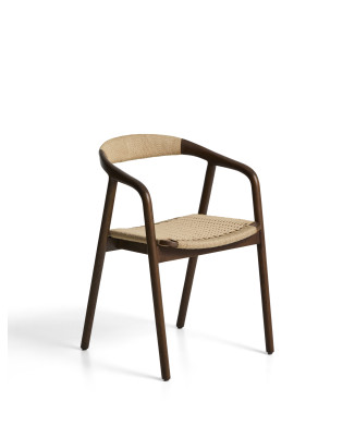 Silla Derile en roble macizo con acabado en nogal y cordón de papel beige. Crédito FSC Mixto.