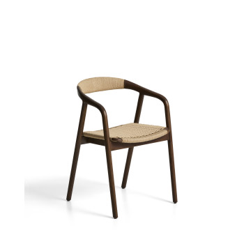 Silla Derile en roble macizo con acabado en nogal y cordón de papel beige. Crédito FSC Mixto.