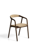Silla Derile en roble macizo con acabado en nogal y cordón de papel beige. Crédito FSC Mixto.