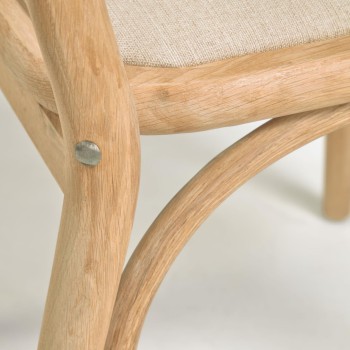 Silla Doriane en madera maciza de roble con acabado natural y asiento de tela.