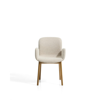 Sillón Elnor en chenilla beige con reposabrazos y patas de roble macizo con acabado natural.