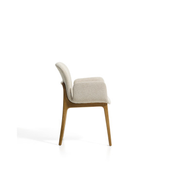 Sillón Elnor en chenilla beige con reposabrazos y patas de roble macizo con acabado natural.