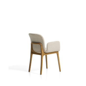Sillón Elnor en chenilla beige con reposabrazos y patas de roble macizo con acabado natural.