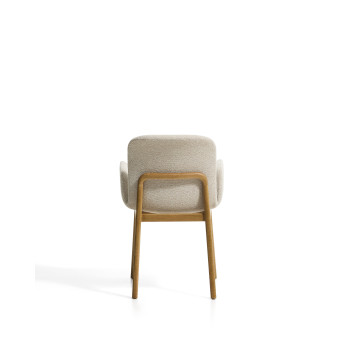 Sillón Elnor en chenilla beige con reposabrazos y patas de roble macizo con acabado natural.