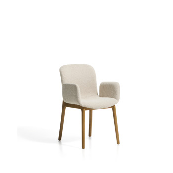 Sillón Elnor en chenilla beige con reposabrazos y patas de roble macizo con acabado natural.