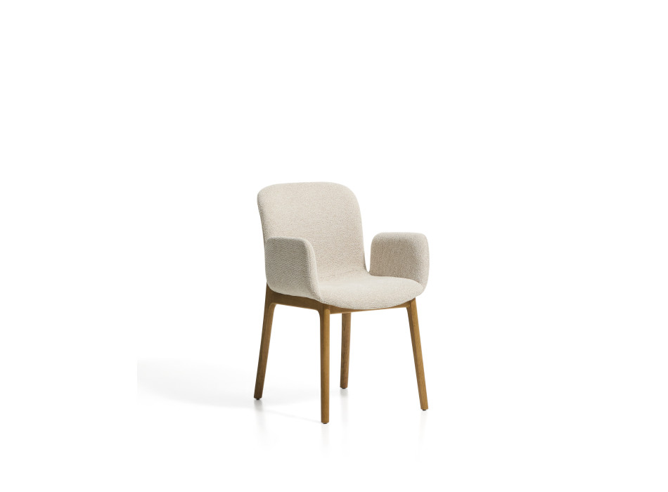 Sillón Elnor en chenilla beige con reposabrazos y patas de roble macizo con acabado natural.