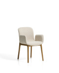 Sillón Elnor en chenilla beige con reposabrazos y patas de roble macizo con acabado natural.