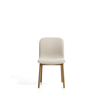 Silla Elnor en chenilla beige con patas de roble macizo con acabado natural.