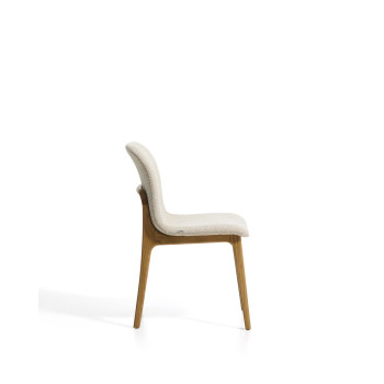 Silla Elnor en chenilla beige con patas de roble macizo con acabado natural.