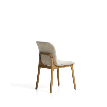 Silla Elnor en chenilla beige con patas de roble macizo con acabado natural.
