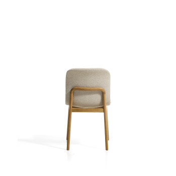 Silla Elnor en chenilla beige con patas de roble macizo con acabado natural.