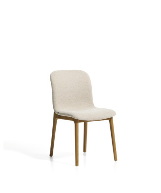 Silla Elnor en chenilla beige con patas de roble macizo con acabado natural.