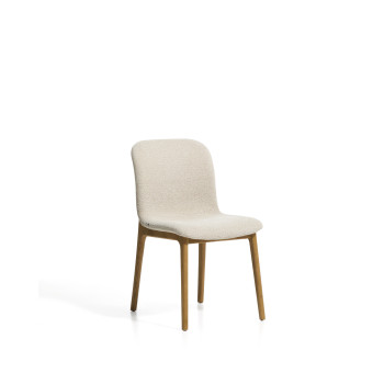 Silla Elnor en chenilla beige con patas de roble macizo con acabado natural.
