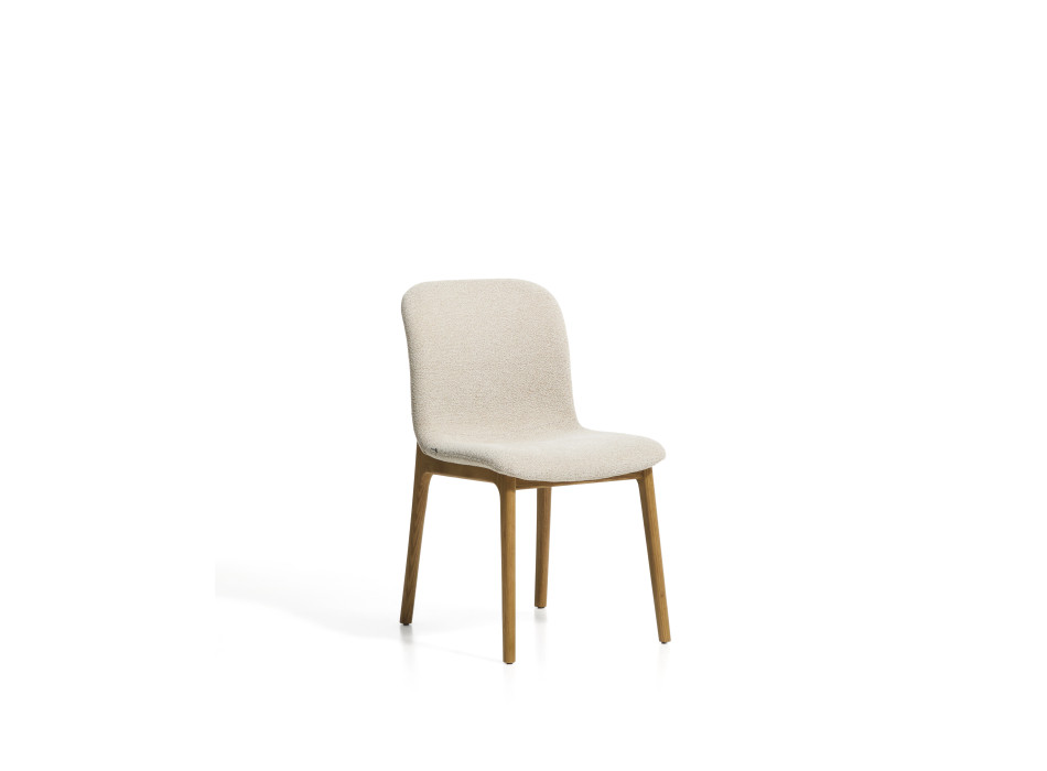Silla Elnor en chenilla beige con patas de roble macizo con acabado natural.