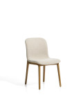 Silla Elnor en chenilla beige con patas de roble macizo con acabado natural.