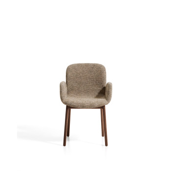 Sillón Elnor en chenilla marrón con reposabrazos y patas de roble macizo con acabado en nogal.