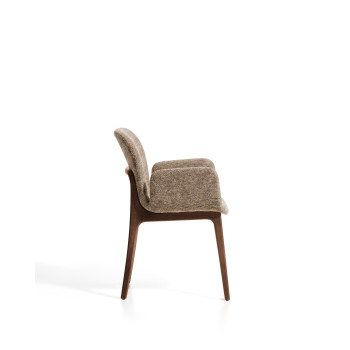 Sillón Elnor en chenilla marrón con reposabrazos y patas de roble macizo con acabado en nogal.
