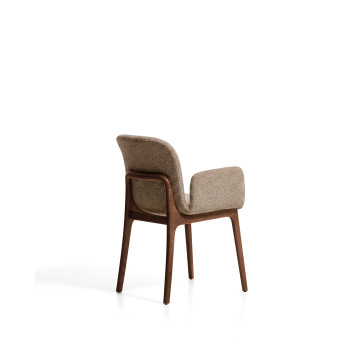 Sillón Elnor en chenilla marrón con reposabrazos y patas de roble macizo con acabado en nogal.