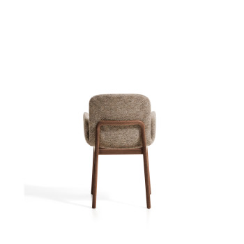 Sillón Elnor en chenilla marrón con reposabrazos y patas de roble macizo con acabado en nogal.