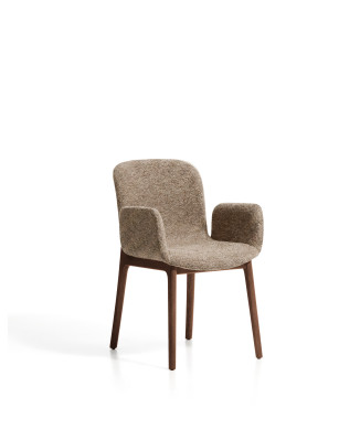 Sillón Elnor en chenilla marrón con reposabrazos y patas de roble macizo con acabado en nogal.