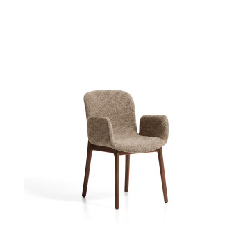 Sillón Elnor en chenilla marrón con reposabrazos y patas de roble macizo con acabado en nogal.