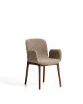 Sillón Elnor en chenilla marrón con reposabrazos y patas de roble macizo con acabado en nogal.
