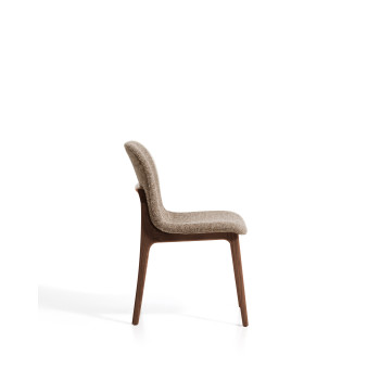 Silla Elnor en chenilla marrón con patas de roble macizo con acabado en nogal.