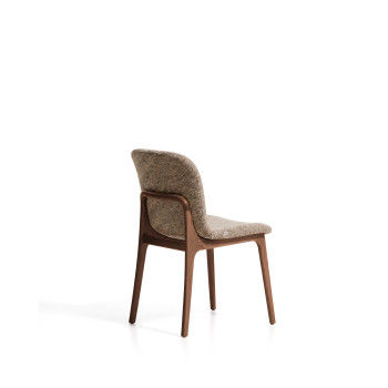 Silla Elnor en chenilla marrón con patas de roble macizo con acabado en nogal.