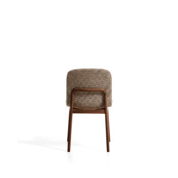 Silla Elnor en chenilla marrón con patas de roble macizo con acabado en nogal.