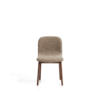 Silla Elnor en chenilla marrón con patas de roble macizo con acabado en nogal.