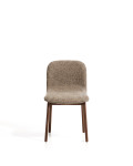 Silla Elnor en chenilla marrón con patas de roble macizo con acabado en nogal.