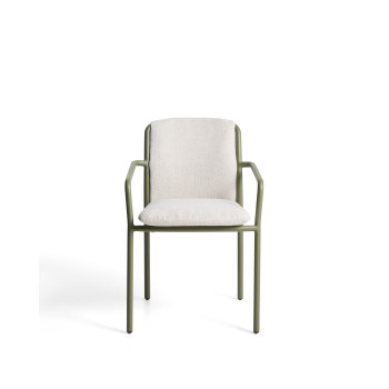 Silla apilable de exterior Linosa en aluminio verde con cojín beige.
