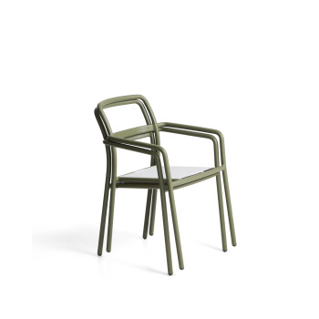 Silla apilable de exterior Linosa en aluminio verde con cojín beige.